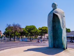 Il Monumento a Papa Giovanni Paolo II in Piazza dei CInquecento a Roma  - ©  Diego Fiore / Shutterstock.com