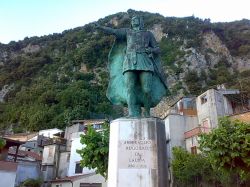 Il Monumento a Ruggiero si trova in centro a Lauria, Basilicata sud-occidentale - © Gianni Lupindo - Panoramio - Wikipedia