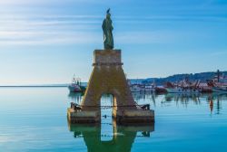 Il monumento a San Tommaso, nel porto di Ortona, protettore della "gente del mare" - foto © ValerioMei / Shutterstock.com