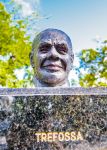 Il monumento a Trefossa nel centro di Paramaribo, Suriname (America). Pseudonimo di Henri Frans de Ziel, Trefossa è stato un poeta neo-romantico surinamese - © Anton_Ivanov / Shutterstock.com ...