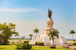 Il monumento a Vasco Nunez de Balboa nell'omonima via a Panama City, America Centrale. In onore di questo esploratore e conquistatore spagnolo nel 1904 Panama chiamò la sua moneta ...