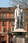 Il monumento a Vittorio Alfieri, Asti, Piemonte, fotografato in una giornata di sole.
