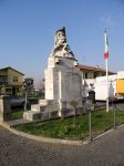 Il Monumento ai caduti a Villa del Bosco di Correzzola - © Threecharlie - CC BY-SA 3.0, Wikipedia