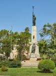Il Monumento ai Caduti delle Guerre a Galatina, Puglia. Sullo sfondo la bandiera italiana in piazza Dante Alighieri - © Alvaro German Vilela / Shutterstock.com