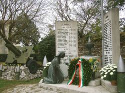 Il Monumento ai Caduti di Comazzo in Lombardia - © Arbalete - CC BY-SA 3.0, Wikipedia