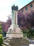 Il Monumento ai Caduti di Isola del Cantone, provincia di Genova - © Davide Papalini, CC BY 2.5, Wikipedia