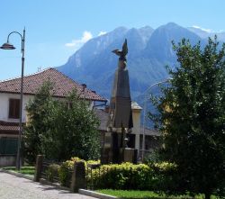 Il monumento ai caduti di Taceno, villaggio montano della Alta Valsassina, Lombardia  - ©  adirricor, CC BY 3.0, Wikipedia