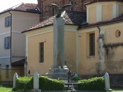 Il Monumento ai Caduti in centro a Muzzano in Piemonte - © Twice25, CC BY-SA 3.0, Wikipedia