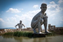 Il monumento ai due uomini presente nel 2013 all'interno del Teatro del Silenzio di Lajatico. Al centro dell'anfiteatro ogni anno viene posizionato un monumento diverso - © wiktord ...