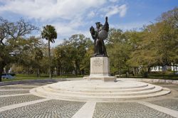 Il monumento ai soldati confederati del Confederate Soldier Memorial, presso i White Point Gardens a Charleston, South Carolina - foto © DnDavis / Shutterstock.com