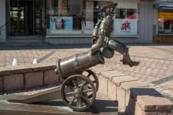 Il monumento al Barone di Munchhausen sopra alla palla di cannone a Bodenwerder in Germania - © g215 / Shutterstock.com