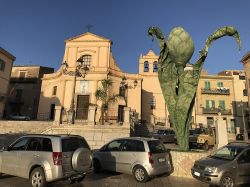Il Monumento al Carciofo nella piazza centrale di Cerda in Sicilia - © Di Austernfischer ry , CC BY-SA 4.0, Wikipedia