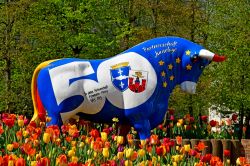 Il monumento al gemellaggio fra Poissy e Pirmasens, Francia - © Pack-Shot / Shutterstock.com