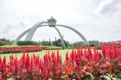 Il monumento alla corona del sultanato nella città di Johor Bahru, Malesia - © I AM CONTRIBUTOR / Shutterstock.com