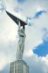 Il Monumento alla Gloria in Square of Fame nel distretto Leninsky a Samara, Russia. Questa imponente figura nuda che sostiene un paio di ali d'acciaio è dedicata al contributo dei ...