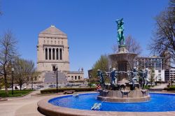 Il Monumento alla Guerra di Indianapolis, Indiana (USA) con la Depew Memorial Fountain. Ultimata nel 1919, questa fontana è composta da figure in bronzo su una base in granito rosa - Erwin ...
