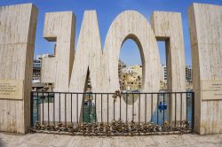 Il monumento all'amore a Saint Julians nei pressi della città di Sliema, Malta. Come da moderna tradizione, gli innamorati hanno appeso centinaia di lucchetti a quest'opera d'arte ...
