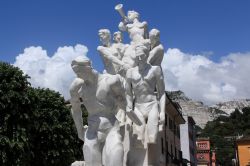 Il monumento alle vittime delle cave di Marmo a Carrara - © Marti.Morini / Shutterstock.com