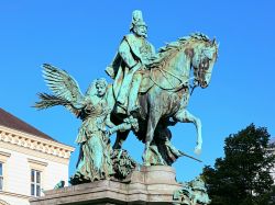 Il monumento all'imperatore Guglielmo a Dusseldorf, Germania. La scultura, opera dello scultore tedesco Karl Janssen, venne inaugurata nel 1896.




