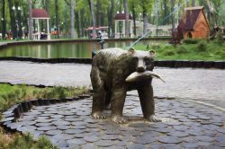 Il monumento all'orso con il pesce in bocca al Gorky Park di Kharkiv, Ucraina - © Valentyn1961 / Shutterstock.com
