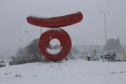 Il monumento chiamato "La salsiccia" all'università delle Scienze di Montpellier, in una giornata con la neve - © BOULENGER Xavier / Shutterstock.com