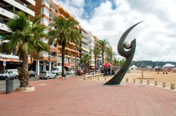 Il Monumento de L'Esguard di Lloret de Mar, in Catalogna, si trova sul lungomare De los Campeones ("dei campioni"), dove venne realizzato nel 2000 per ricordare il Meeting Internazionale ...