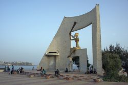 Il monumento del Rinascimento Africano a Dakar, Senegal. Questa imponente opera scultorea sorge sul lungomare della città - © Salvador Aznar / Shutterstock.com