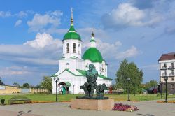 Il monumento di Dostoevsky davanti alla chiesa dei santi Pietro e Paolo, Tobolsk, Russia. Questa scultura, opera di Mikhail Pereyaslavets, è stata inaugurata nel 2010 - © Mikhail ...