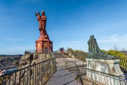 Il monumento di Notre Dame de France a Le Puy-en-Velay, Francia, sulla cima del Corneille Rock - © Sasha64f / Shutterstock.com