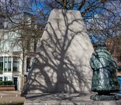 Il monumento "eenzaam marniet allee" nella città di Den Haag, Olanda - © SkandaRamana / Shutterstock.com