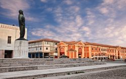 Il Monumento Francesco Baracca e sullo sfondo il Pavaglione di Lugo