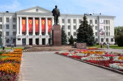 Il monumento in bronzo a Lenin di fronte all'Università Statale di Pskov, Russia. Siamo nella bella piazza intitolata al rivoluzionario e politico russo - © Kekyalyaynen / Shutterstock.com ...