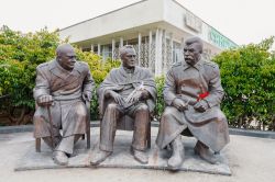 Il monumento in onore dei 70 anni della Conferenza di Jalta, Crimea. Quest'opera scultorea rappresenta i tre grandi - Churchill, Roosvelt e Stalin - che si incontrarono a Jalta dal 4 all'11 ...