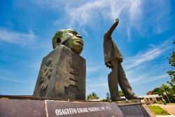 Il monumento in onore del presidente Kwame Nkrumah a Accra, Ghana. Sorge nei pressi del mausoleo a lui dedicato e rivestito interamente di marmo italiano con una stella nera all'apice per ...