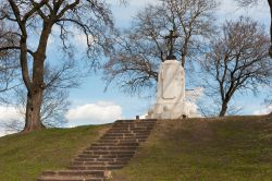 Il monumento situato al bastione Svinuzsky, Pskov, Russia. Dal 1897 questo gruppo scultoreo sorge nella cittadina di Pskov - © Irina Burmistrova / Shutterstock.com