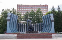 Il monumento Tulipano Nero in memoria dei soldati uccisi in Afghanistan, Ekaterinburg, Russia - © Senata / Shutterstock.com