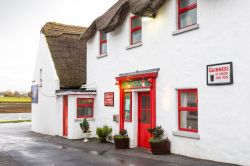 Il Moran's Oyster Cottage si trova a Kilcolgan, appena a sud di Clarinbridge in Irlanda - © David Steele / Shutterstock.com