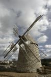 Il mulino a vento di St. Pierre de la Farge nei pressi di Lodeve, Francia - © david muscroft / Shutterstock.com