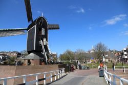 Il mulino De Valk sul lungocanale di Rijnsburgersingel a Leiden, Olanda. Il nome "De Valk", che tradotto significa il falco, è l'unico mulino rimasto in città dei ...