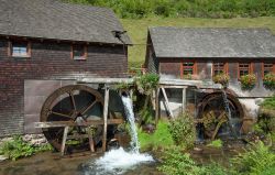 Il mulino Hexenloch nei pressi di Furtwangen, Foresta Nera, Germania. Si trova fra St. Margen e Furtwangen: costruito nel 1825, è l'unico mulino di questa zona ad avere due ruote ...