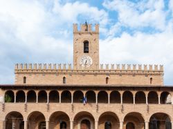 Il municipio con la torre dell'orologio di Urbisaglia nelle Marche