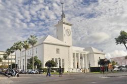 Il Municipio della città di Hamilton, Bermuda. Questo elegante edificio bianco, con la torre dell'orologio, sorge lungo Church Street dove si trovano anche la Session House (Parlamento), ...