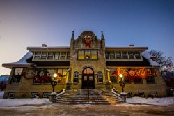 Il Municipio della cittadina di Fernie, British Columbia, illuminato durante il periodo natalizio (Canada).

