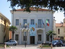 Il municipio di Alba Adriatica (Abruzzo) - © Wikipedia