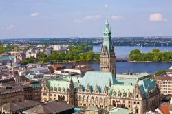 Il Municipio di Amburgo, Germania. E' situato nel centro storico cittadino e ogni anno accoglie mediamente 100 mila visitatori. Venne costruito fra il 1886 e il 1897 in stile neorinascimentale ...