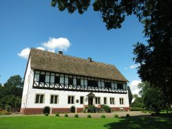 Il Municipio di Bodenwerder in Germania. Fu la casa dove nel 1720 nacque e dimorò il Barone di Munchausen, militare tedesco. A lui s'ispirò lo scrittore Rudolf Erick Raspe ...