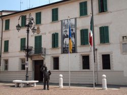 Il Municipio di Brescello con la statua di Gino Cervi che interpreta Peppone - © Gaia Conventi / Shutterstock.com
