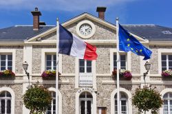 Il Municipio di Etretat: siamo nel dipartimento della Senna Marittima, nell'Alta Normandia in Francia. - © Kiev.Victor / Shutterstock.com