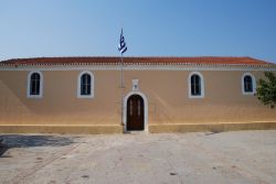 Il Municipio di Katomeri a Meganissi, Grecia - L'edificio che ospita la sede municipale della città di Katomeri: sulla porta d'ingresso sventola la bandiera greca © David ...