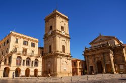 Il Municipio di Lanciano e, accanto, la Cattedrale di Santa Maria del Ponte, nel centro storico della città abruzzese.